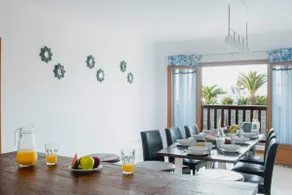 Stylish 6 Bed • Pool • Near Beach & Waterparks - Image 4