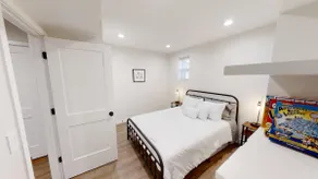 Modern and cozy 4-bedroom home - Image 4