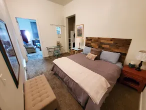 3 BR/2B -1,400+ft Vaulted/Tall Urban Condo Dtown. - Image 3