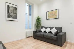 Central Paris Apt Ground Floor + Free Parking - Image 3