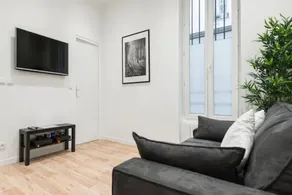 Central Paris Apt Ground Floor + Free Parking - Image 5