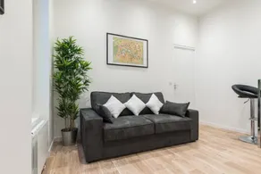 Central Paris Apt Ground Floor + Free Parking - Image 2