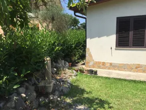 Cottage surrounded by greenery, a stone's throw from the sea - Image 4