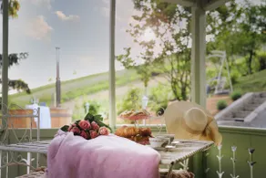 Secret getaway in a romantic vineyard cottage - Image 4
