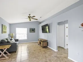 Bright house located close to beach and attraction - Image 4