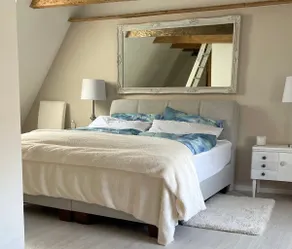Romantic canal house with garden and direct water access - Image 4