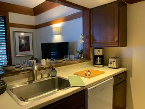 Elegant & Newly Renovated South Shore Condominium - Image 5