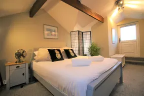 Parking. Keyless Entry. Fibre WiFi. Hotel Linen. - Image 2