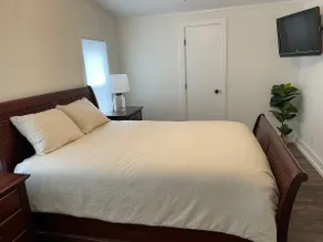 Newly Remodeled Close to Fishing and Restaurants - Image 4