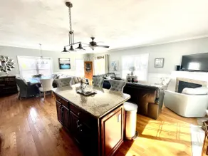 Bright & Cheery 4 Bedroom Home with Ocean Views - Image 4
