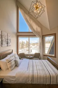 Incredible Mountain View Townhouse Sleep 6 PPL in DT Canmore w/ AC & UG Parking - Image 4