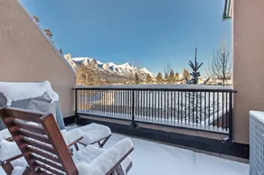 Incredible Mountain View Townhouse Sleep 6 PPL in DT Canmore w/ AC & UG Parking - Image 3