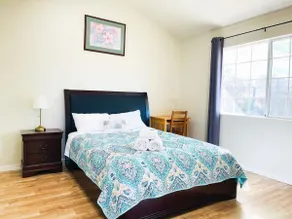 High ceiling 2BR/1BA house with AC free Laundry - Image 2