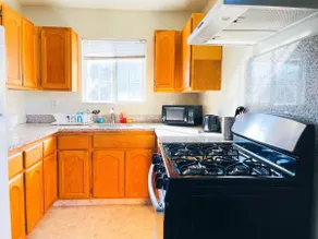 High ceiling 2BR/1BA house with AC free Laundry - Image 5