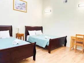 High ceiling 2BR/1BA house with AC free Laundry - Image 3