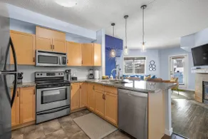 Charming 3BR w/ Pool and Hot tub in Canmore - Image 5