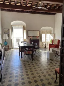 Large 300 sq. meter manor house in the historic center - Image 2