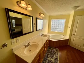 Cheerful 3 bedroom waterfront home on a large lot - Image 5