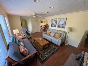 Cheerful 3 bedroom waterfront home on a large lot - Image 2