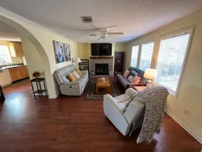 Cheerful 3 bedroom waterfront home on a large lot - Image 3