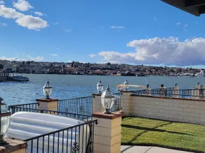 Serene lakefront property with 5 bedrooms, 3 baths - Image 2