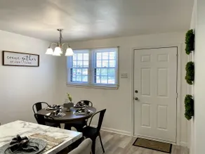 Cosy Farmhouse Style Home Near Airport - Image 4