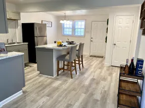 Cosy Farmhouse Style Home Near Airport - Image 2