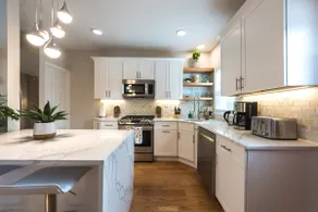 Airy Downtown 1BR w/ Parking - Image 3
