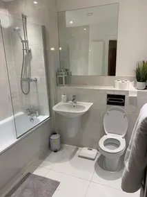 Lovely 1-bed serviced apartment with free parking - Image 3