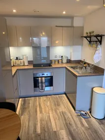 Lovely 1-bed serviced apartment with free parking - Image 5