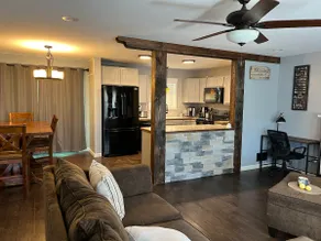 Rustic 2-bedroom home *pet friendly* - Image 4
