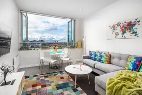 CITY + MCG 4+ BEDROOMS 2+ BATH, VIEWS-SLEEPS 8-10 - Image 2