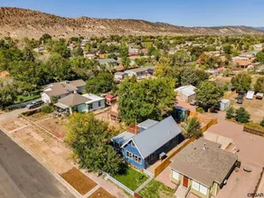 Cozy Blue House on Barr - Image 5