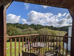 Luxurious 2 bed lodge in tranquil woodland setting - Image 2
