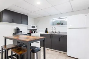 Great Location! One bedroom with free parking! - Image 5