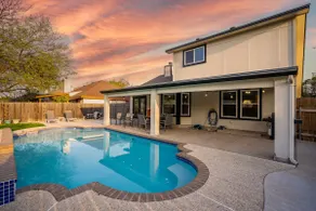 Private Pool/Yard - Spacious, Clean 3 Bdrm Home - Image 2