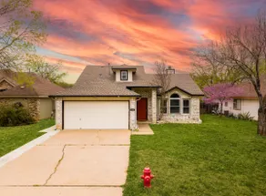Private Pool/Yard - Spacious, Clean 3 Bdrm Home - Image 3
