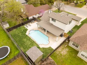 Private Pool/Yard - Spacious, Clean 3 Bdrm Home - Image 4