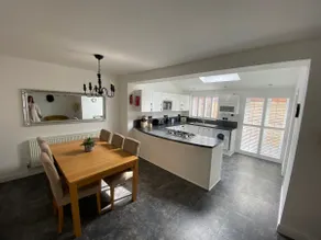 The Trio House - a bright modern 3 bedroom house - Image 3