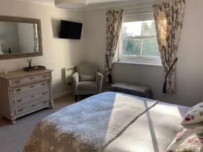 Stylish 2 bed cottage with indoor and outdoor pool - Image 4