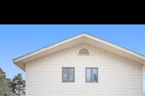 Modern farmhouse with 3 bedrooms and a small lake - Image 4