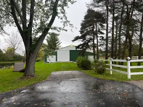Modern farmhouse with 3 bedrooms and a small lake - Image 3