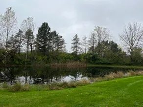 Modern farmhouse with 3 bedrooms and a small lake - Image 2