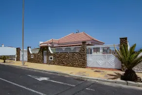 House with a Pool in Tenerife with Views of the Sea and Mount Teide - Image 3