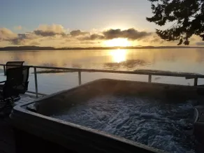 Five Peaks Cottage Beach HotTub Kayaks Treehouse - Image 4