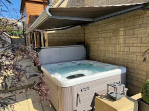 Luxurious 4 bedroom home in the heart of the Cotswolds with Hot Tub! - Image 2