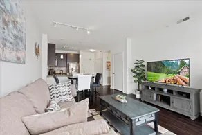\"Joy of Evanston\" 1BDR, KING EXEC Suite, pool+Gym - Image 4