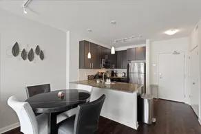 \"Joy of Evanston\" 1BDR, KING EXEC Suite, pool+Gym - Image 2