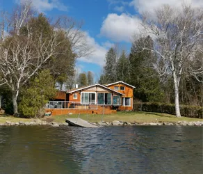Waterfront 4 Bedroom Cottage - Tree House & Hottub - Image 2