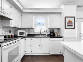 Secluded Retreat in the City with 2 Bedroom - Image 3